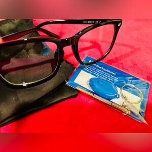 NEW Non prescriptive eyewear versatile for adults, skip cloth and box.